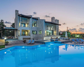 FREE Breakfast, Villa Dreamcatcher with Outdoor and Indoor Pool, Hot Tub, Playroom and Home Cinema